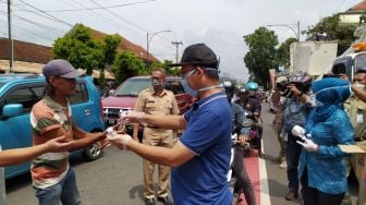 Ratusan Hand Sanitizer dari Ciu Dibagikan Bupati Banyumas di Purwokerto