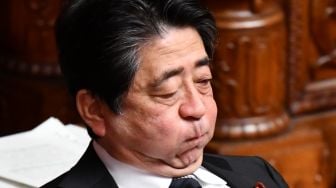 Tawarkan Masker Gratis, PM Jepang Shinzo Abe Dicemooh Rakyatnya