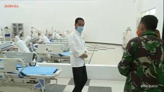 Pakai Masker dan Sarung Tangan, Jokowi Tinjau RS Darurat Wisma Atlet