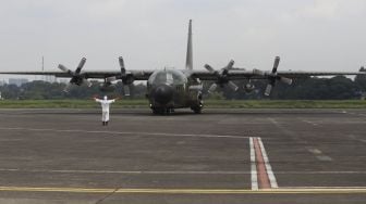 Pesawat Hercules C-130 yang membawa logistik kesehatan dari China mendarat di Landasan Udara (Lanud) Halim Perdanakusuma, Jakarta, Senin (23/3).  [Suara.com/Angga Budhiyanto]