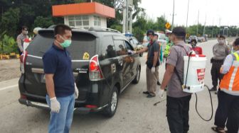 Kendaraan yang Masuk ke Kota Serang Disemprot Disinfektan