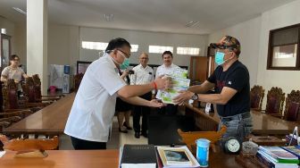 Wenny Lumentut serahkan ratusan masker untuk Sinode GMIM