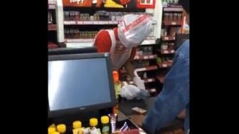 Viral Pegawai Minimarket Cegah Corona Pakai Masker dan Sarung Tangan Kresek