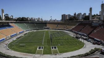 Pembangunan rumah sakit sementara untuk menampung pasien terinfeksi virus Corona COVID-19 di stadion Pacaembu, Sao Paolo, Brasil, Senin (23/3). [AFP/ Nelson Amneida]
