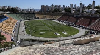 Lokasi pembangunan rumah sakit lapangan sementara untuk menampung pasien terinfeksi virus Corona COVID-19 di stadion Pacaembu, Sao Paolo, Brasil, Senin (23/3).  [AFP/ Nelson Amneida]
