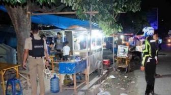 Cegah Covid-19, Polisi Bubarkan Warga Berkumpul di Warung-warung dan Kafe