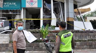 Polisi berjaga di lokasi ledakan salah satu restoran di Plaza Ramayana Medan, Sumatera Utara, Rabu (25/3). [ANTARA FOTO/Septianda Perdana]