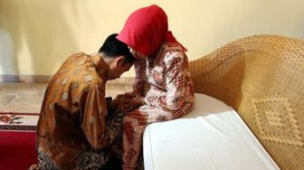 Momen Jokowi minta restu ibunda maju Pillgub Jakarta 2012. (Solopos/dok)