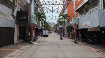 Suasana kawasan perdagangan Pasar Baru yang sepi pengunjung, Jakarta, Rabu (25/3). [Suara.com/Alfian Winanto]
