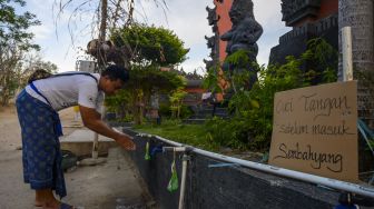 Seorang umat Hindu mencuci tangan sebelum melakukan ritual persembahyangan di Pura Agung Jagatnatha Wana Kertha, Palu, Sulawesi Tengah, Selasa (24/3). [ANTARAFOTO/Basri Marzuki]
