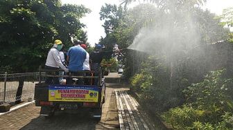 Tangkal Corona, Ibu PKK Sleman dan Komunitas Gereja Disinfektasi Pemukiman