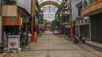 Suasana di kawasan perdagangan Pasar Baru yang sepi pengunjung, Jakarta, Rabu (25/3).  [Suara.com/Alfian Winanto]
