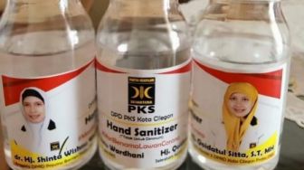 PKS Bagikan Hand Sanitizer Gratis untuk Warga Cilegon, Kok Ada Foto Kader?