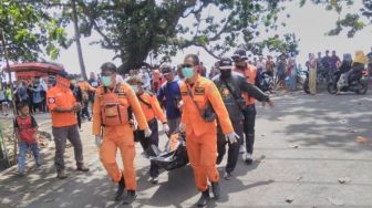 Geger Ditemukan Mayat Nelayan di Pangandaran, Tim SAR Evakuasi Pakai Masker