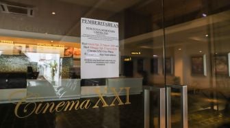 Kertas pemberitahuan penutupan Cinema XXI di mall Jatinegara City Plaza, Jakarta Timur, Kamis (26/3).[Suara.com/Alfian Winanto]