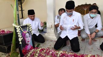 Presiden Joko Widodo berdoa di makam almarhumah ibundanya Sujiatmi Notomiharjo  di TPU Mundu, Kelurahan Selokaton, Kecamatan Gendangrejo, Kabupaten Karanganyar, Solo,  Kamis (26/3). [Foto/Agus suparto]
