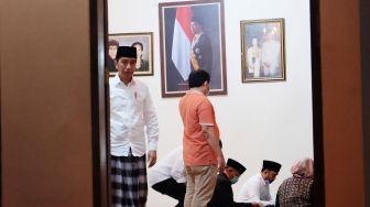 Suasana di Rumah Duka Ibunda Presiden Jokowi