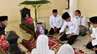 Presiden Joko Widodo berada di makam almarhumah ibundanya Sujiatmi Notomiharjo  di TPU Mundu, Kelurahan Selokaton, Kecamatan Gendangrejo, Kabupaten Karanganyar, Solo,  Kamis (26/3). [Foto/Agus suparto]
