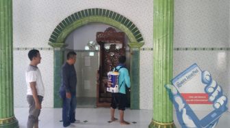 Antisipasi Covid-19, Anggota Dewan Sterilisasi Masjid