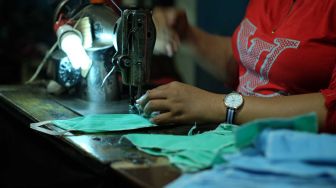 Berkelit ditengah isu corona, penjahit di Manado produksi masker sendiri