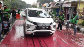 Ojol di Lebak Ramai-ramai Desinfeksi Kendaraan di Jalan Hardiwinangun