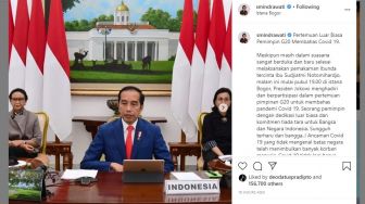 Jokowi Kerja Lagi Usai Berapa Jam Lalu Makamkan Sang Ibu, Warganet Terharu