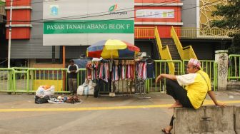 Warga beraktivitas didepan Blok F Pasar Tanah Abang, Jakarta Pusat, Jumat (27/3). [Suara.com/Alfian Winanto]