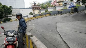 Warga beraktivitas di Terminal Blok M, Jakarta, Jumat (27/3).  [ANTARA FOTO/Galih Pradipta]
