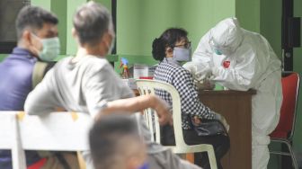 Tenaga medis mengambil sampel darah untuk rapid test di Puskesmas Abadijaya, Depok, Jawa Barat, Jumat (27/3).   [ANTARA FOTO/Asprilla Dwi Adha]