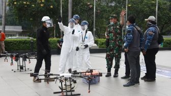 Jalan Protokol SCBD hingga Patung Pemuda Disemprot Disinfektan Pakai Drone