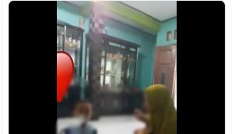 Klaim Bisa Tangkal Corona, Keluarga Ini Merokok Ajak Anak di Bawah Umur