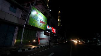 Suasana jalan yang gelap dan sepi di Jalan Diponegoro, Tegal, Jawa Tengah, Jumat (27/3) malam. [ANTARA FOTO/Oky Lukmansyah]