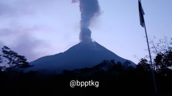 Tiga Kali Erupsi, Ada Penampakan Tangan di Letusan Gunung Merapi