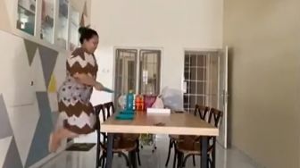 Kocaknya Ikuti Challenge Lompat Terbang, TikTok Emak Ini Viral