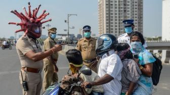 Gokil, Pakai Helm 'Corona', Polisi India Imbau Warga di Rumah Aja
