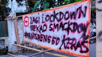 Lock Dont hingga Smackdown, Kampung yang Lockdown Mandiri Buat Banner Kocak