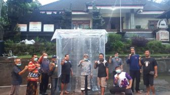 Lawan Corona, Warga Duda Timur Bergotong Royong Bikin Bilik Sterilisasi