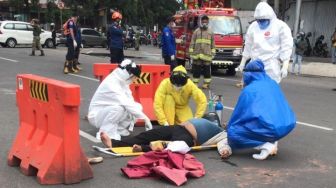 Pemotor Pingsan di Pertigaan Jakarta-Sukabumi, Dievakuasi Medis Corona