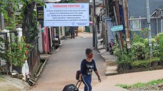 Spanduk berisi himbauan bagi warga di RW 04 Cipinang Melayu, Jakarta Timur, Selasa (31/3). [Suara.com/Alfian Winanto]
