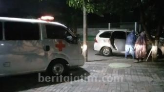 Tewas di Halaman Masjid, Pria Ini Langsung Dibawa Tim Medis Pakai APD ke RS