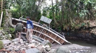 Sering Banjir, Jembatan Selfie dan DAM di Blue Lagoon Ngemplak Rusak