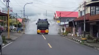 Water Canon hingga Damkar semprotkan cairan desinfektan di Tomohon