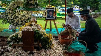 Suasana di pusara makam Mohamad Hasan Gatot Soebroto (Bob Hasan) saat prosesi pemakaman di Taman Makam Pahlawan Gatot Soebroto, Ungaran Timur, Kabupaten Semarang, Jawa Tengah, Rabu (1/4).  [ANTARA FOTO/Aji Styawan]