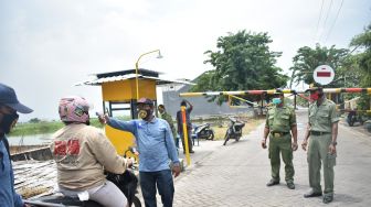 Desa di Gresik Lockdown, Pemdes Sekapuk Bagikan Sembako untuk Warganya