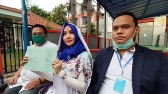 Artis Roro Fitria bersama pengacara memberikan keterangan pers saat keluar dari Rutan Pondok Bambu, Jakarta, Kamis (2/4).   [Suara.com/Ismail]