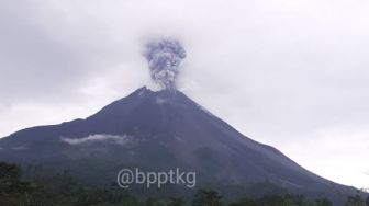 Merapi Erupsi, Abu Tipis Guyur Wilayah Turgo dan Turi