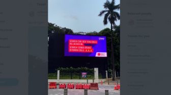 Gerakan #DiRumahAja, Tampilan Billboard Anti Mainstream Ini Tuai Pujian