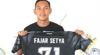 Bantu Lawan Virus Corona, Kiper Persik Fajar Setya Lelang Jerseynya