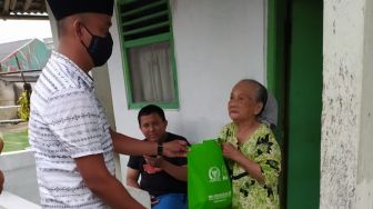 Covid-19 Tak Kunjung Reda, Politisi Muda di Tangerang Terus Sebar Sembako