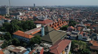Cara Sholat Idul Fitri Berjamaah di Masjid Surabaya, Sandal Dibawa Masuk
